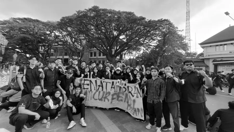 Aksi mahasiswa UB Malang mengepalkan tangan menolak kebijakan pemerintah 2025