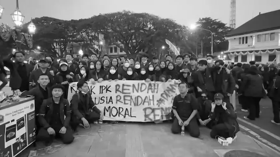 Demo mahasiswa Malang membawa spanduk perlawanan Februari 2025
