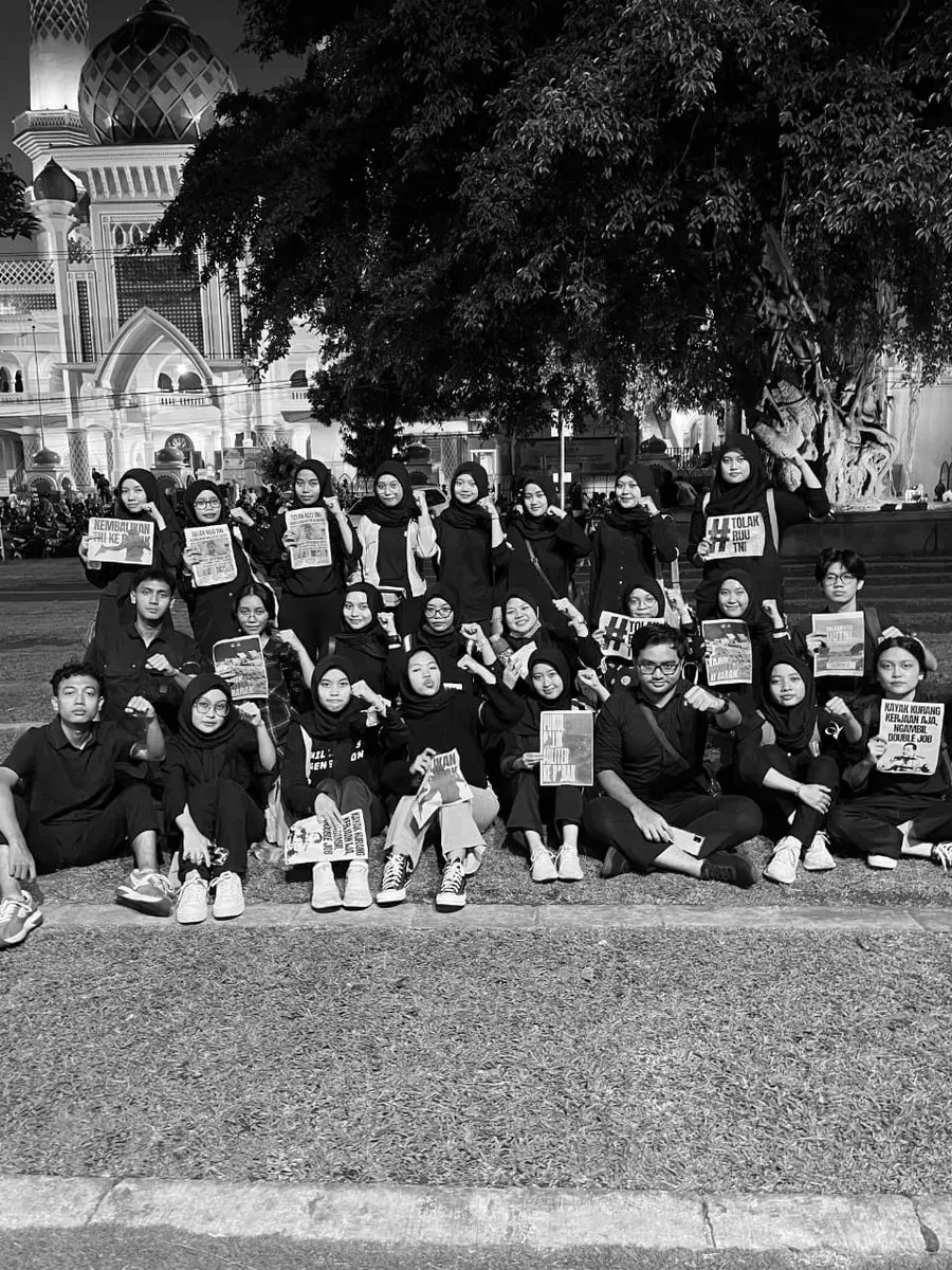 Aksi malam mahasiswa di depan Masjid Agung Malang menolak RUU TNI